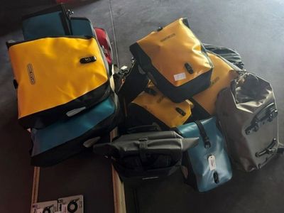 plusieurs bagages posés par terre les uns à côté des autres