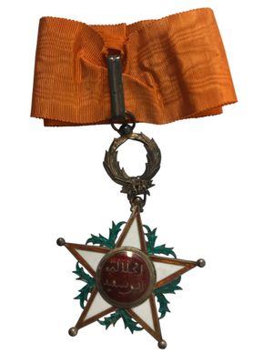 un ruban orange orné d'une étoile argentée et entouré d'un ruban rouge