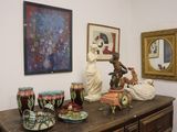 une commode sur laquelle sont posés de nombreux objets