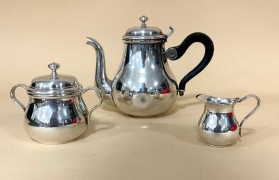 une théière en argent et une cafetière en argent posées sur une table