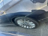 une voiture accidentée et garée dans la rue