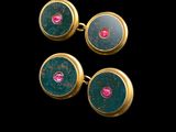 trois paires de boutons de manchette en pierre verte et rose sur fond noir