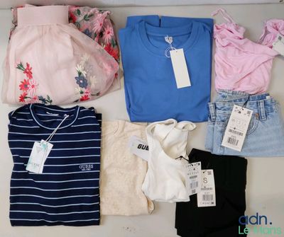 beaucoup de vêtements posés sur une table
