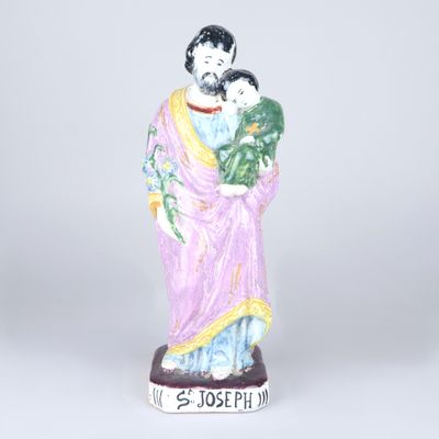 figurine d'une femme tenant un enfant dans ses bras