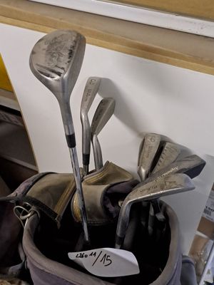 un sac de clubs de golf et un sac de balles de golf