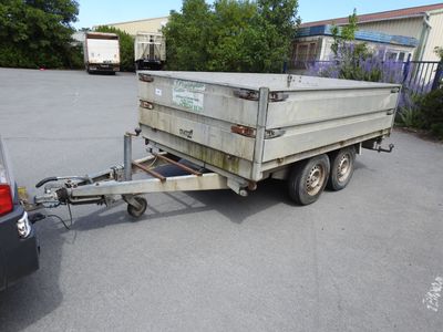 un camion avec une remorque dans un parking