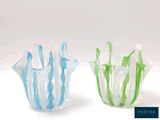 deux vases en verre posés l'un à côté de l'autre sur une surface blanche