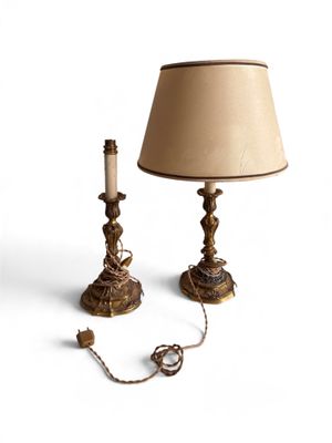 une paire de lampes de table anciennes en laiton, chacune munie d'un abat-jour