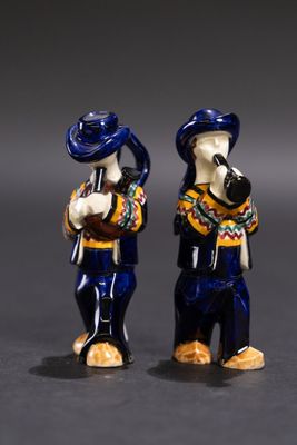 deux figurines représentant un homme et une femme portant un chapeau