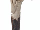 une statue représentant un homme coiffé d'un haut-de-forme et muni d'une canne