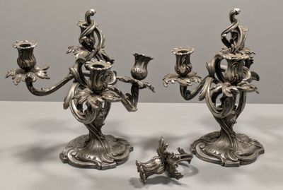 deux bougies en argent posées sur une table