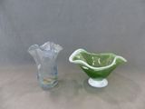 deux vases en verre posés sur une table l'un à côté de l'autre