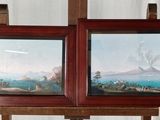 deux tableaux posés sur un chevalet, avec une montagne en arrière-plan