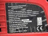 gros plan d'une batterie rouge et noire sur une voiture rouge