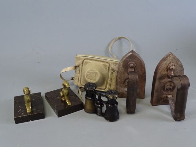 lot comprenant deux fers anciens, appareil photo Bella bilora, pa...