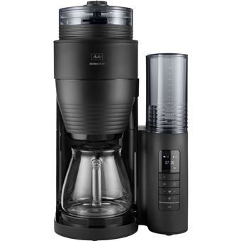 une cafetière noire avec une tasse en verre à côté