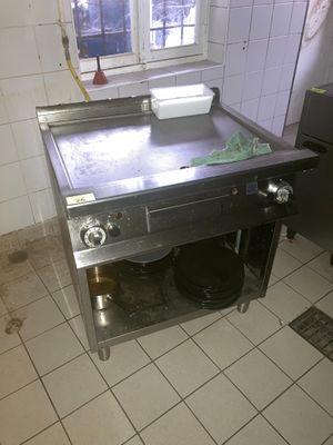 une cuisine équipée d'une cuisinière et d'un évier