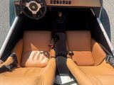 deux sièges en cuir à l'arrière d'une voiture