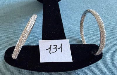 une photo d'une paire de boucles d'oreilles avec une étiquette de prix