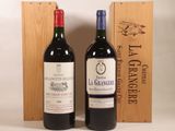 deux bouteilles de vin posées à côté d'une caisse en bois