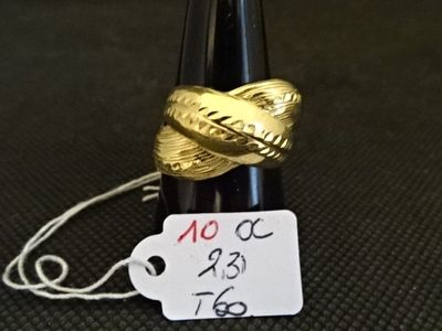 une bouteille de vin surmontée d'un anneau doré