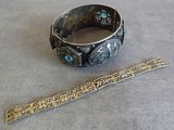 un bracelet en argent et un autre bracelet en argent posés sur une table