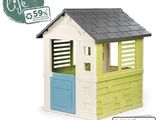 une maisonnette avec une porte bleue et un toit vert