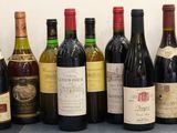 de nombreuses bouteilles de vin alignées sur le comptoir
