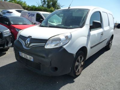 une camionnette blanche garée dans un parking