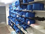 une pièce où il y a beaucoup de sacs bleus sur les étagères
