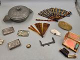 un grand nombre d'objets posés sur une table