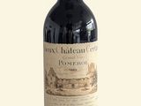une bouteille de vin posée sur une table