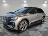 un SUV argenté garé dans une pièce au sol en damier