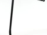 une lampe de bureau noire surmontée d'une ampoule rouge