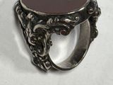 une image représentant une bague sertie d'une pierre noire
