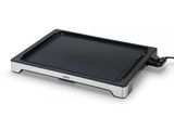 une image représentant une plaque de cuisson électrique noire et argentée sur fond blanc