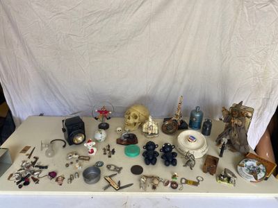 une table sur laquelle se trouvent de nombreux objets