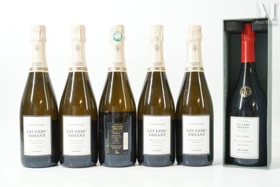 six bouteilles de vin sont alignées en rang devant une boîte