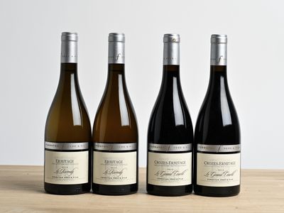 trois bouteilles de vin posées sur une table en bois