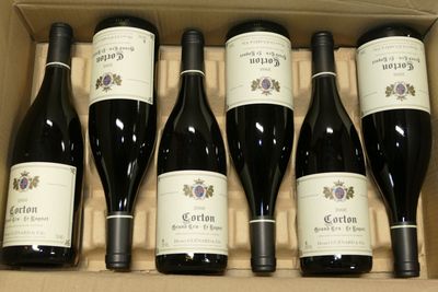 six bouteilles de vin dans un carton sur une table