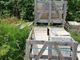une clôture en bois située à côté d'un banc en bois