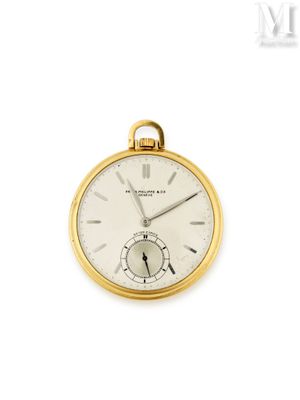 une image d'une montre de poche en gros plan sur une surface blanche