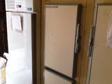 Plusieurs réfrigérateurs sont alignés dans une pièce où il n'y a personne devant.