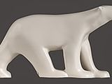 une figurine d'ours polaire blanc sur fond noir