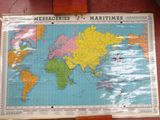 une carte du monde posée sur une table