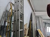 une échelle appuyée contre un mur dans un garage