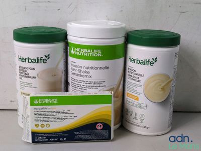 trois bouteilles d'Herbalife posées sur un plan de travail