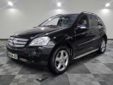 une photo d'un SUV Mercedes noir garé dans un garage