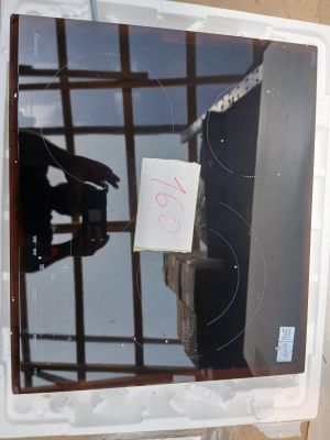 le reflet d'une personne dans un miroir accroché au mur