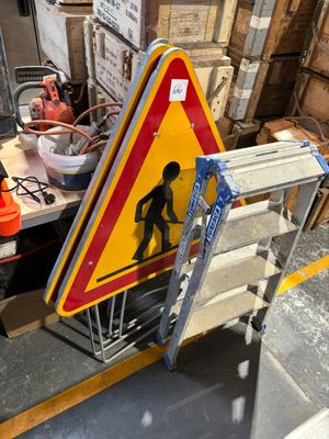 Lot comprenant 3 panneaux de chantier, 1 marche pieds aluminium, un fe - Photo 1